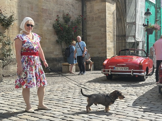 Viele Damen waren stilecht gekleidet – 70 Jahre VW Karmann-Ghia