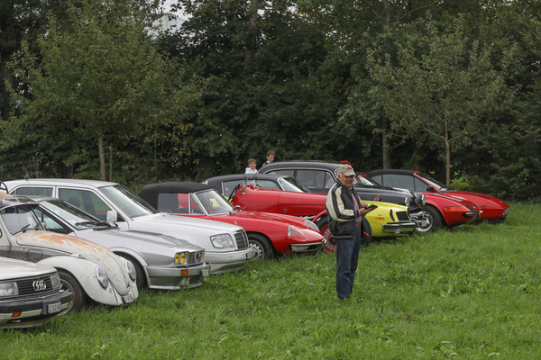 Viele Klassiker mussten mit Parkraum in der Wiese ausserhalb des eigentlichen Veranstaltungsgelände vorlieb nehmen - FNA Jahrestreffen 2025
