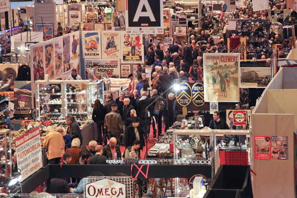 Viele Leute - manchmal gab es kaum ein Durchkommen - Rétromobile Paris 2017