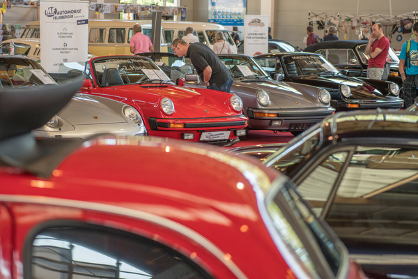 Viele Porsche 911er von Automobile Felixberger - Motorworld Classics Bodensee 2018