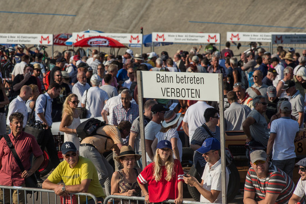 Viele Zuschauer freuen sich auf die alten Autos im Oval - Indianapolis Oerlikon 2018