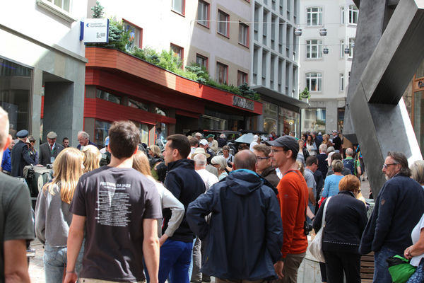 Bild: Viele Zuschauer und Besucher im Dorf St. Moritz - Concorso d'Eleganza - British Classic Car Meeting 2019