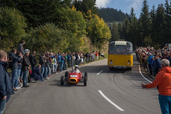 Viele alte Postautos auch aus der Schweiz waren im Einsatz, aber für einmal privat und nicht mit missbräuchlich bezogenen Subventionen.