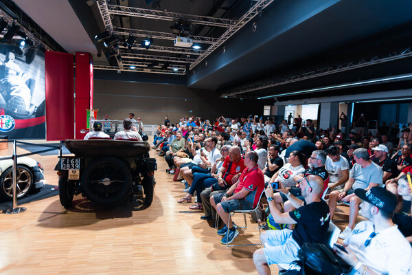 Bild: Viele begeisterte Fans – 115 Jahre Jubiläumsfeier im Alfa Romeo Historischen Museum in Arese