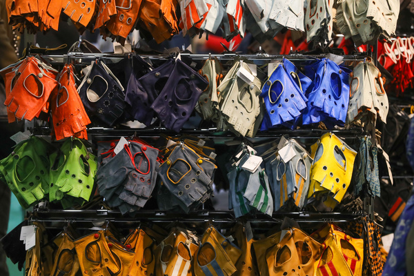 Viele bunte Handschuhe - Rétromobile Paris 2024