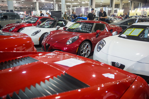 Viele (fast) neue Alfa Romeo 4C im Angebot - Auto e Moto d'Epoca 2022
