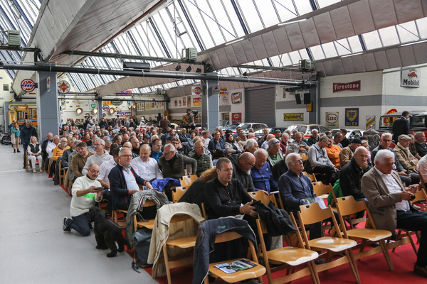 Viele interessierte Bieter vor Ort - Oldtimer Galerie Toffen Versteigerung “Klassische Automobile & Motorräder” Oktober 2024