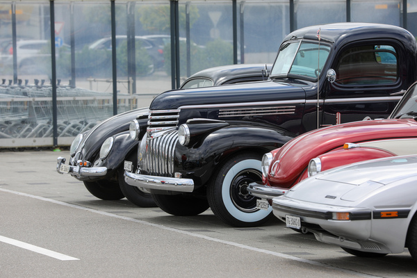 Bild Vielfalt auch auf dem Nicht-Kunstsoff-Oldtimer-Parkplatz - man beachte den schönen Mazda RX-7 der zweiten Generation - Fantastic Plastic 2024