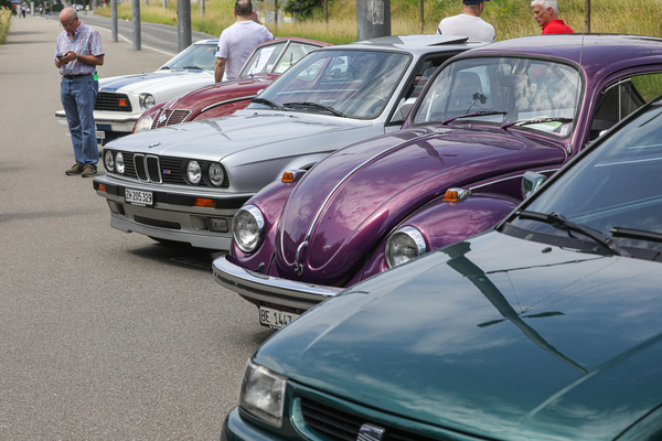 Vielfalt auf dem Aussenparkplatz - Old Wheels Biel-Bienne 2025