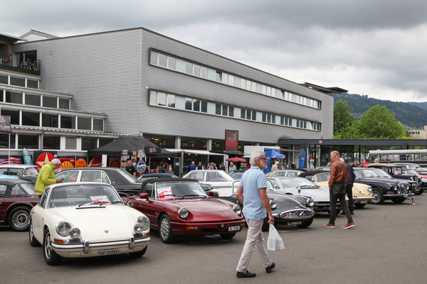 Vielfalt auf dem Marktplatz, die Dritte: Wer findet den Audi 80 GL? – Swiss Classic World Luzern 2022