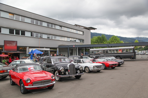 Bild Vielfalt auf dem Marktplatz, die Erste: Roadster, Luxuslimousine, Sportcoupé und Gran Turismo – Swiss Classic World Luzern 2022