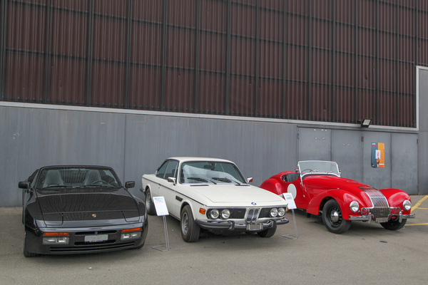 Vielfalt auf dem Marktplatz, die Zweite: Porsche 944 Cabriolet, BMW 3.0 CS und Allard K1 – Swiss Classic World Luzern 2022