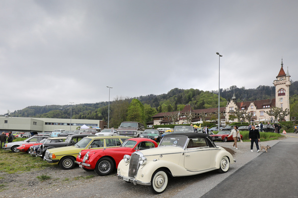 Vielfalt auf der grosszügigen Parkfläche - Albisgütli Classic Cars & Bikes April 2023