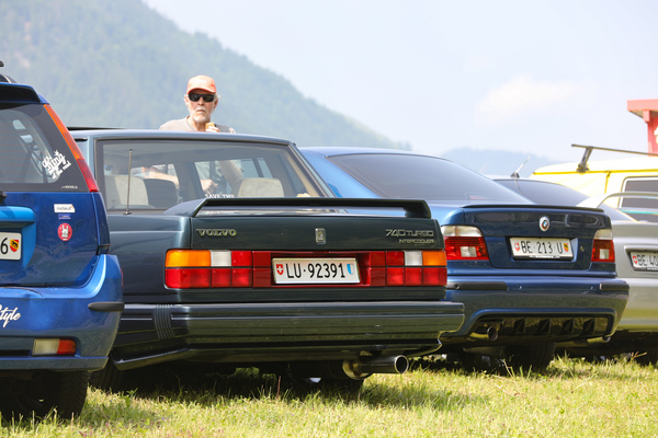 Vielfalt - einmal kantig (Volvo), einmal dezent gerundet (BMW) - Youngtimer Stockental 2025