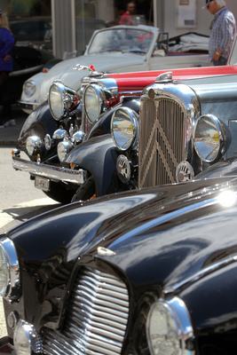 Image: Diversity in the village center of Sarnen - Oldtimer in Obwalden (O-iO) 2019