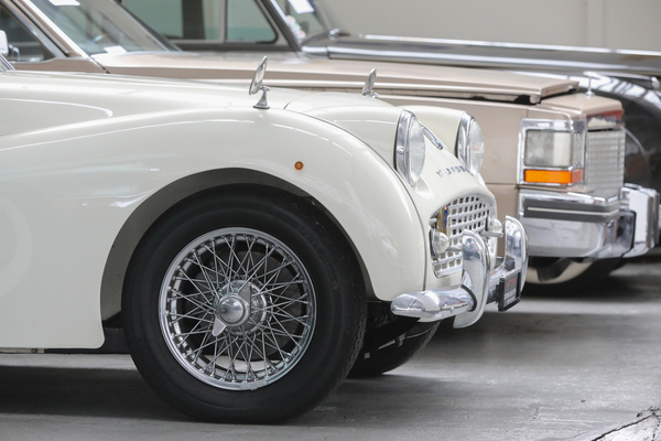 Vielfalt in Pastell - Triumph TR3A und Cadillac Coupé de Ville - Versteigerung Oldtimer Galerie Toffen am 23. März 2024
