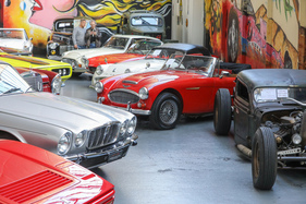Vielfalt in der hinteren Halle - Versteigerung der Oldtimer Galerie Toffen am 14. Oktober 2023 Vielfalt in der hinteren Halle - Versteigerung der Oldtimer Galerie Toffen am 14. Oktober 2023