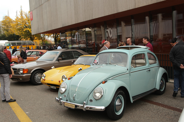 Vielfalt ist Trumph - VW Käfer, TVR Grantura und Mercedes-Benz 500 SEC im Zuschauerbereich - Oldtimermesse St. Gallen 2015
