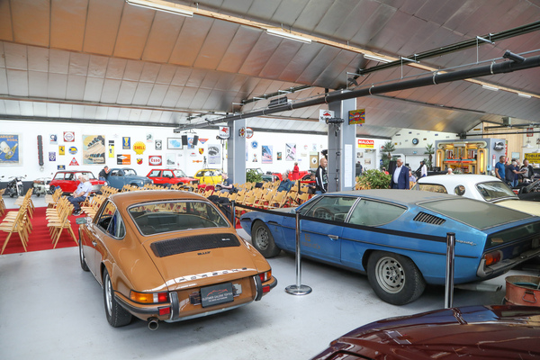 Vielfalt - komplett restaurierter und kaum gefahrerener Porsche 911 T neben Garagenfund Lamborghini Espada - Versteigerung der Oldtimer Galerie Toffen am 14. Oktober 2023