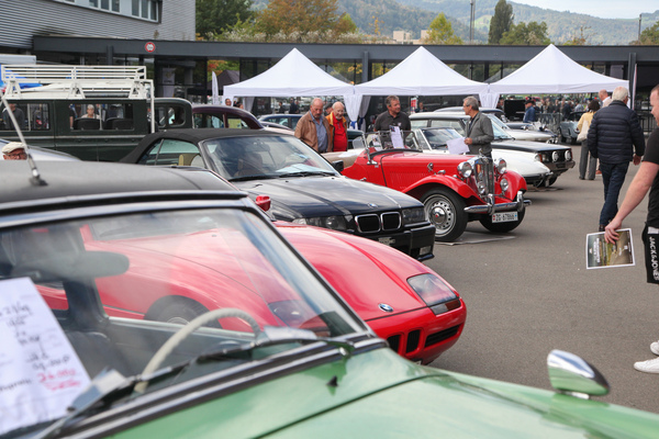 Vielfalt und viel Interesse am privaten Fahrzeugmarkt zwischen den Hallen 2 und 3 - Swiss Classic World Luzern 2021
