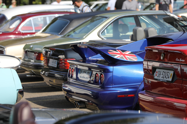 Vielfalt von Epochen und Herkunftsländern, auffällig der Lotus Esprit - Lägern Classic 2024