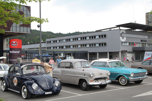 Vielfalt war auf dem Oldtimer-Parkplatz vor der Messe angesagt, z.B. VW Käfer oder Opel Rekord - Swiss Classic World Luzern 2018