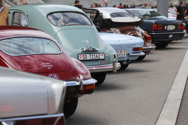 Bild: Vielfalt war auf den Oldtimer-Parkflächen angesagt - 5. Old Wheels Biel/Bienne 2024