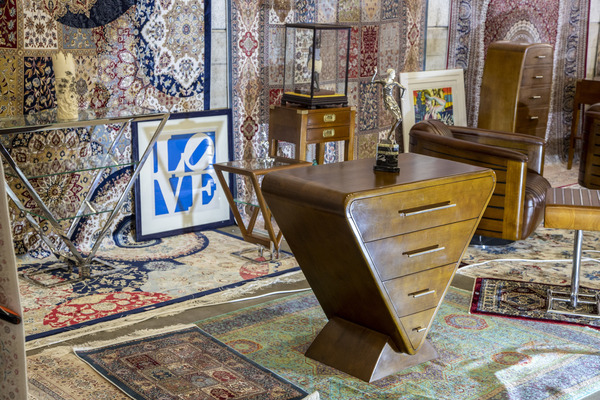 Vielleicht etwas für den heimischen Oldie-Showroom? Auch historische Möbel waren zu finden – Swiss RetroMecanika 2023