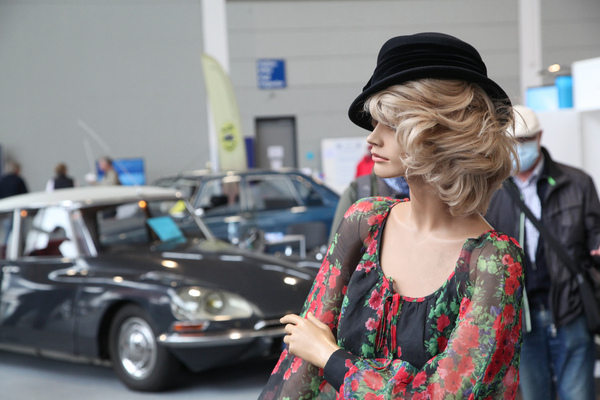 Vielleicht sucht ihr Blick ja die Göttin im Hintergrund ... - Motorworld Classics Bodensee 2022