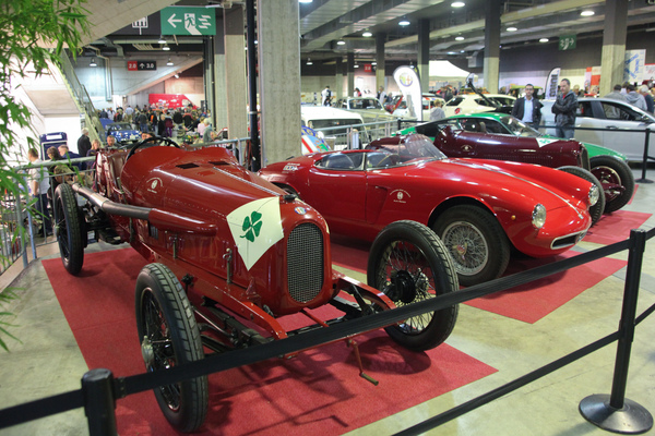 Vier Autos aus dem Werksmuseum von Alfa Romeo, im Vordergrund der Alfa Romeo RL Targa Florio aus dem Jahr 1923 - an der Oldtimermesse St. Gallen