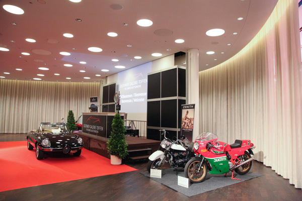 Four motorcycles and 38 cars were auctioned off - Auction of the classic car gallery at the Dolder Grand Hotel 2017