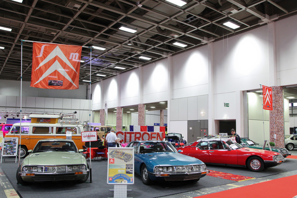 Viermal Citroën SM in verschiedenen Varianten und Farben - Motorworld Classics Berlin 2019
