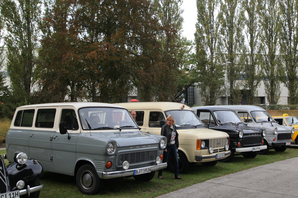 Bild: Viermal Ford Transit - damals praktisch, heute kaum mehr zu sehen auf unseren Strassen - Motorworld Classics Berlin 2016