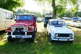 Viertürer, universell einsetzbar: Renault 4 TL und Toyota Buschtaxi einträchtig nebeneinander im Schatten der Eichen von Bockhorn – Bockhorner Oldtimermarkt 2025