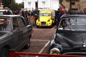 Villes et Villages d'Accueil des Véhicules d'Époque – Ein Kriterium sind ausgewiesene Parkplätze in Stadt- oder Ortsmitte Villes et Villages d'Accueil des Véhicules d'Époque – Ein Kriterium sind ausgewiesene Parkplätze in Stadt- oder Ortsmitte