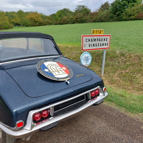 Villes et Villages d'Accueil des Véhicules d'Époque – Ortsschild mit Plakette, welche eine Ville d'Accueil ausweist Villes et Villages d'Accueil des Véhicules d'Époque – Ortsschild mit Plakette, welche eine Ville d'Accueil ausweist