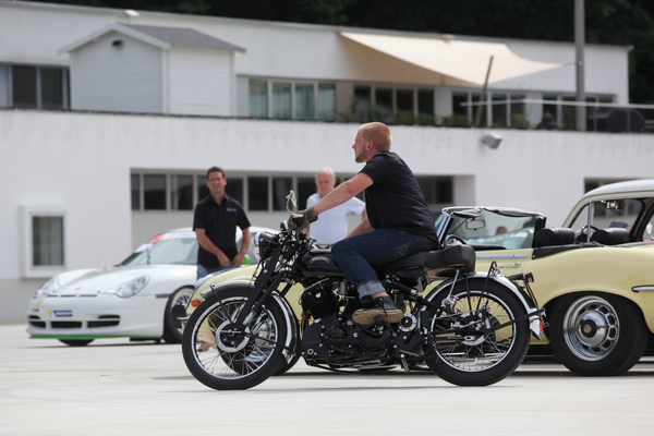 Vincent Black Shadow Series C (1954) - als Lot 42 an der Versteigerung der Oldtimer Galerie auf dem Dolder am 16. Juni 2018