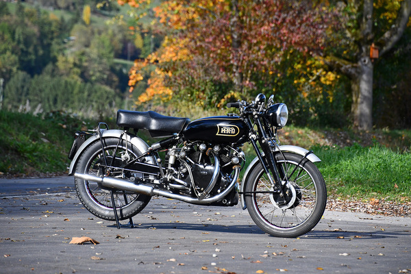 Bild: Vincent H.R.D. Black Shadow (1948) - als Lot 131 an der "Gstaad Classic Car Auction" der Oldtimer Galerie Toffen am 29 Dezember 2023
