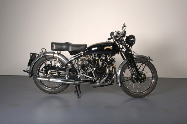 Bild: Vincent HRD Black Shadow (1954) - angeboten an der Oldtimer Galerie Versteigerung auf dem Dolder am 16. Juni 2018