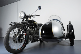 Vincent Rapide mit Swallow Seitenwagen (1952) - angeboten an der Oldtimer Galerie Versteigerung auf dem Dolder am 16. Juni 2018