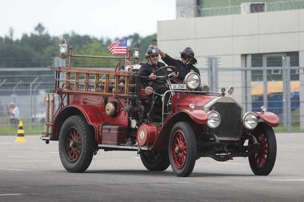 Vintage-Racing auf dem Rundkurs - American La France, noch als Feuerwehrauto - Klassikwelt Bodensee 2024