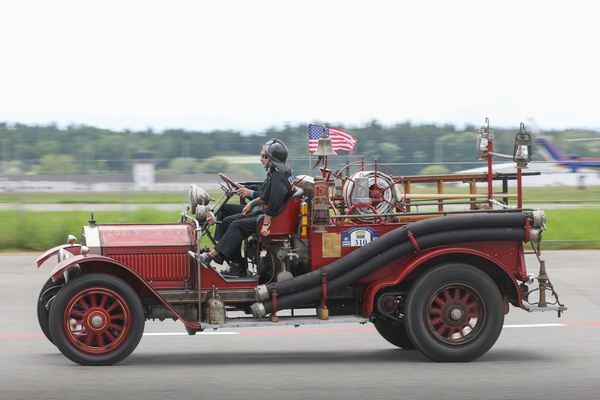 Bild Vintage-Racing auf dem Rundkurs - American La France, noch als Feuerwehrauto mit amerikanischer Flagge - Klassikwelt Bodensee 2024