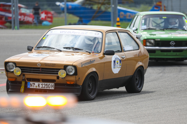 Vintage-Racing auf dem Rundkurs - Opel Kadett City vor weiterem Kadett C - Klassikwelt Bodensee 2024