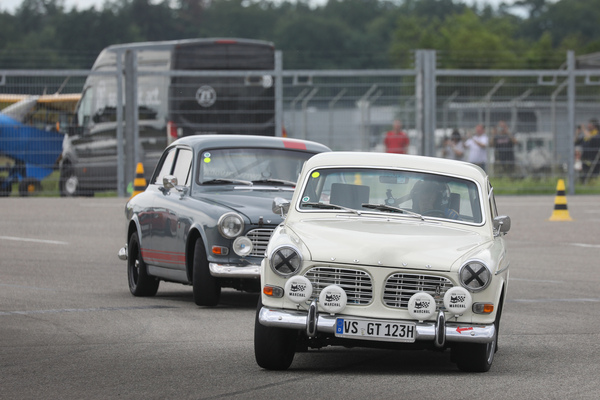 Vintage-Racing auf dem Rundkurs - Volvo 123 GT vor anderem Amazon - Klassikwelt Bodensee 2024