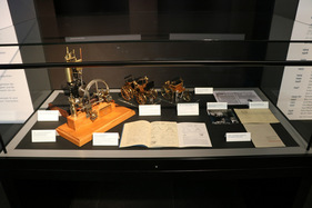 Bild Vitrine mit Reisetagebuch Wilhelm Maybachs mit Beeobachtungen aus 1976