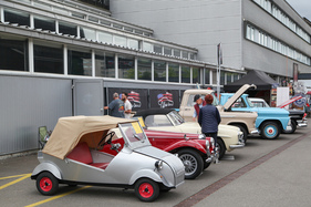 Voisin Biscuter Model 100 (1957) mit Einzylinder-Zweitaktmotor - angeboten auf dem Privatfahrzeugmarkt zwischen den Hallen – Swiss Classic World Luzern 2022 Voisin Biscuter Model 100 (1957) mit Einzylinder-Zweitaktmotor - angeboten auf dem Privatfahrzeugmarkt zwischen den Hallen – Swiss Classic World Luzern 2022