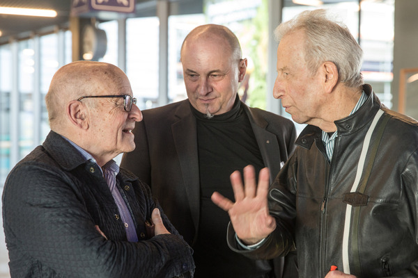 Volker Schlöndorff, Georg Dönni und Christian Jenny bei der Übergabe des Jaguar 420 von 1967