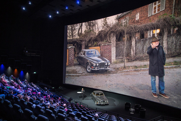 Volker Schlöndorff bei der Übergabe des Wagens in Hamburg