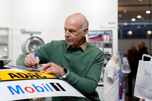 Volker Strycek signing autographs