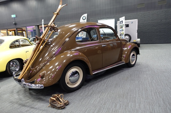 Volkswagen 1100 Export-Limousine (1950) – möglicherweise sind die Wanderschuhe im Preis von 44'000 Euro enthalten – Classic Car Show Maastricht 2025